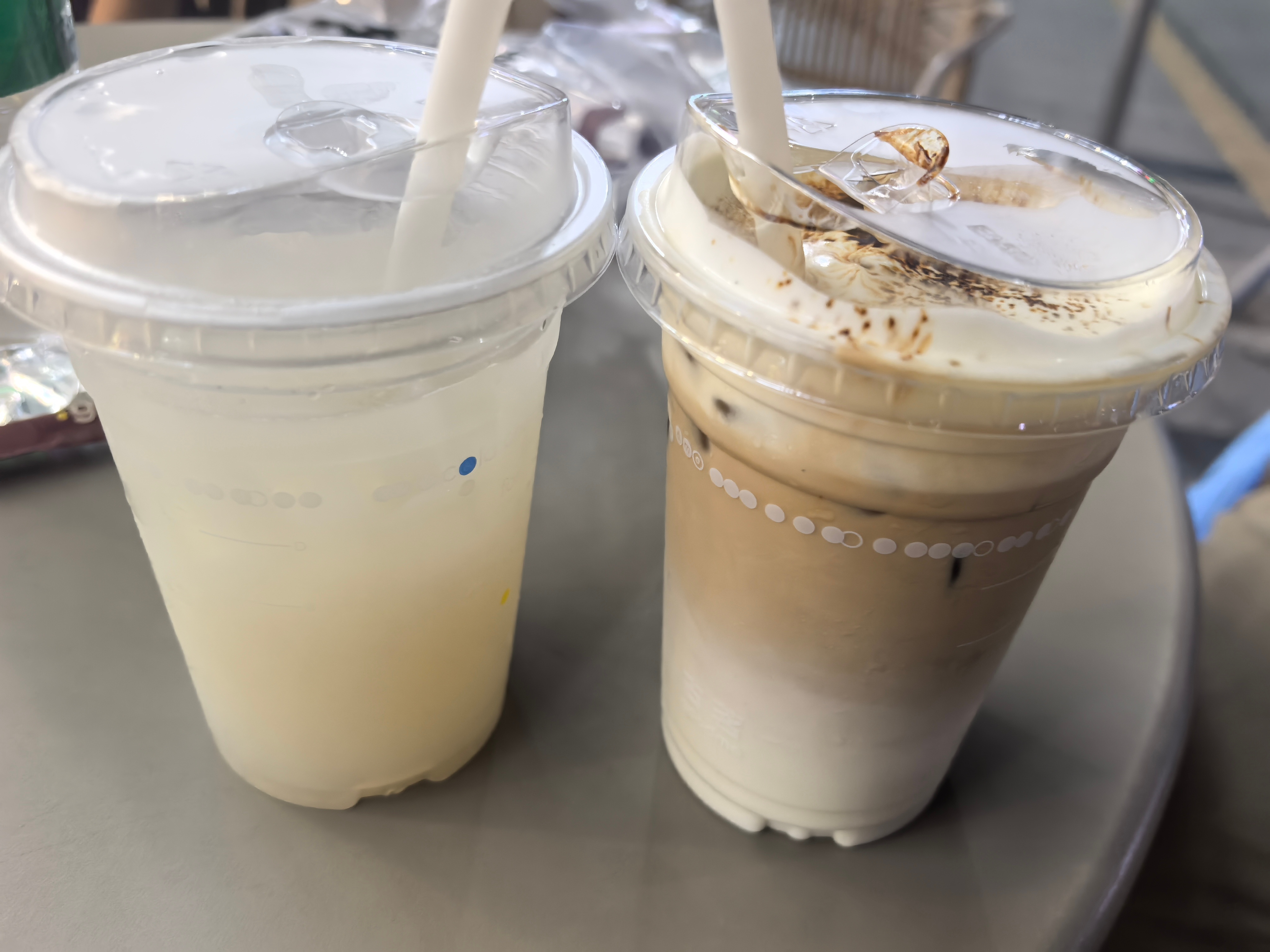 打完羽毛球出来喝冰水，这次羽毛球太费钱了，加起来花了68！ 