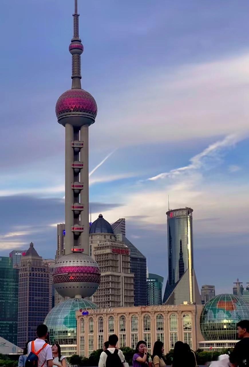 五一的上海外滩上海外滩人从众，想和东方明珠合影留念可是人太多了拍不出好照片，拍照