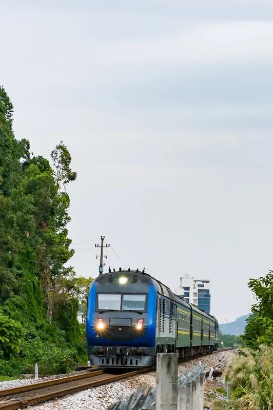 1月25日10时29分，K303次列车驶离广州站，115年历史的广州站告别普速列