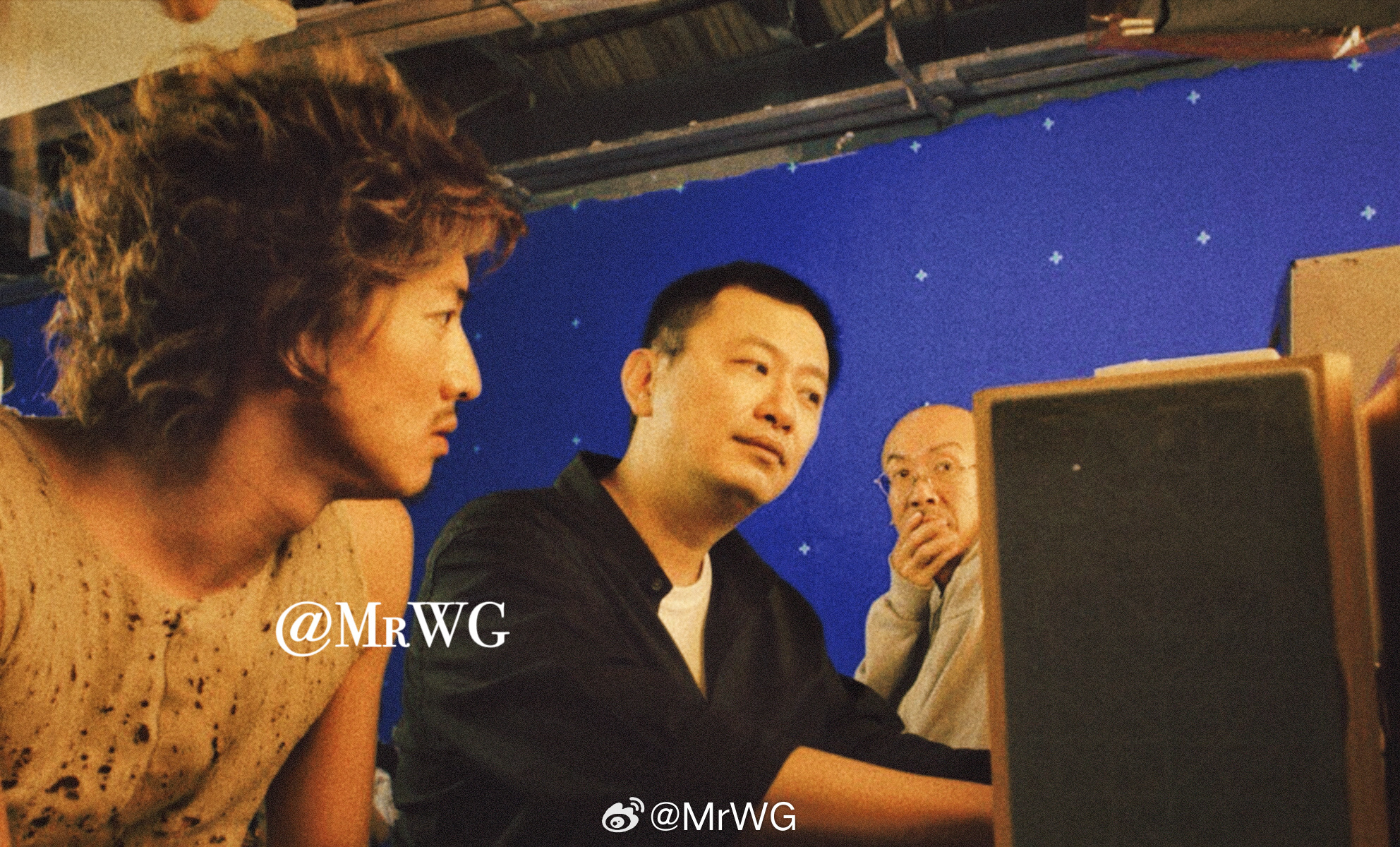 香港电影[超话]搭乘花絮去幕后 没戴墨镜🕶️的王家卫导演。点烟🚬的木村拓哉。