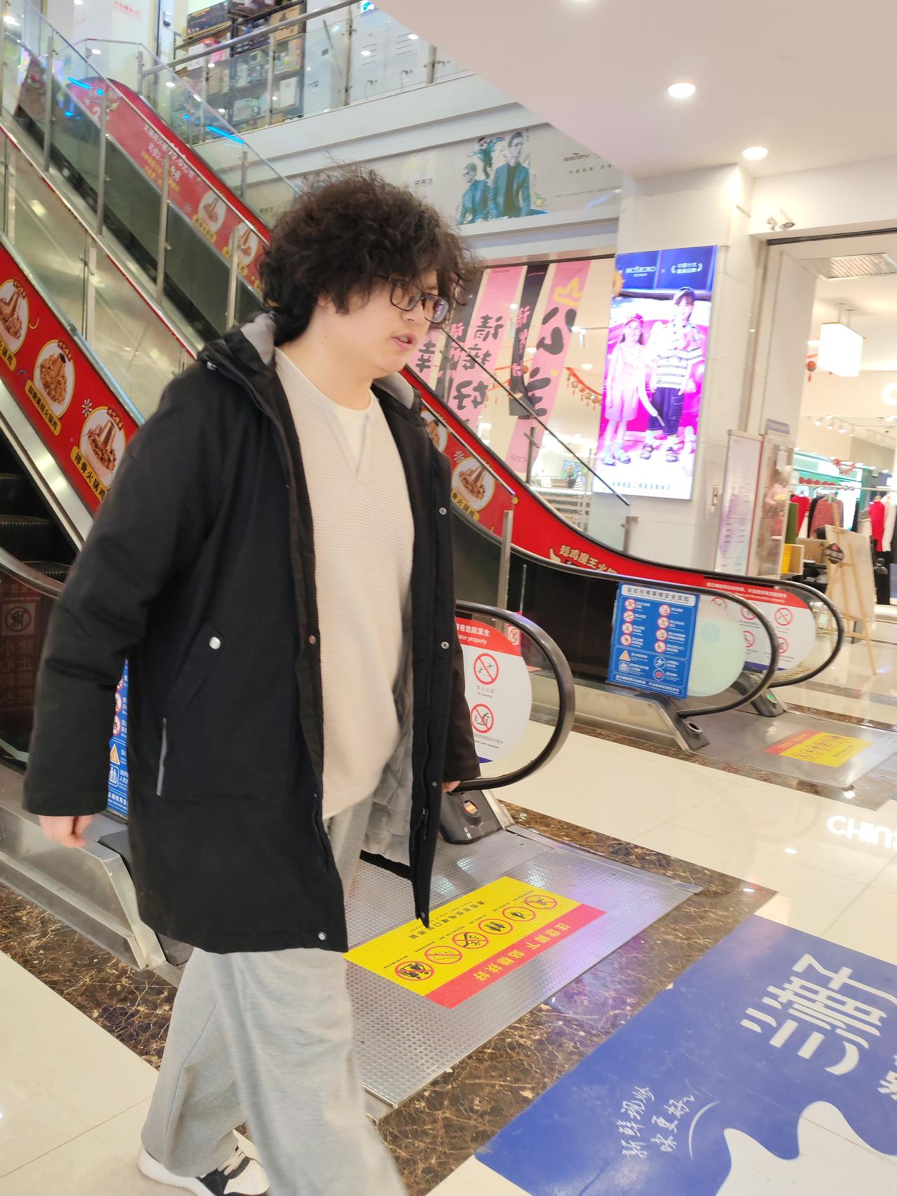 一个很奇怪的现象
你们发现了吗？
妒忌通常发生在熟人之间，没有任何理由，从来不是