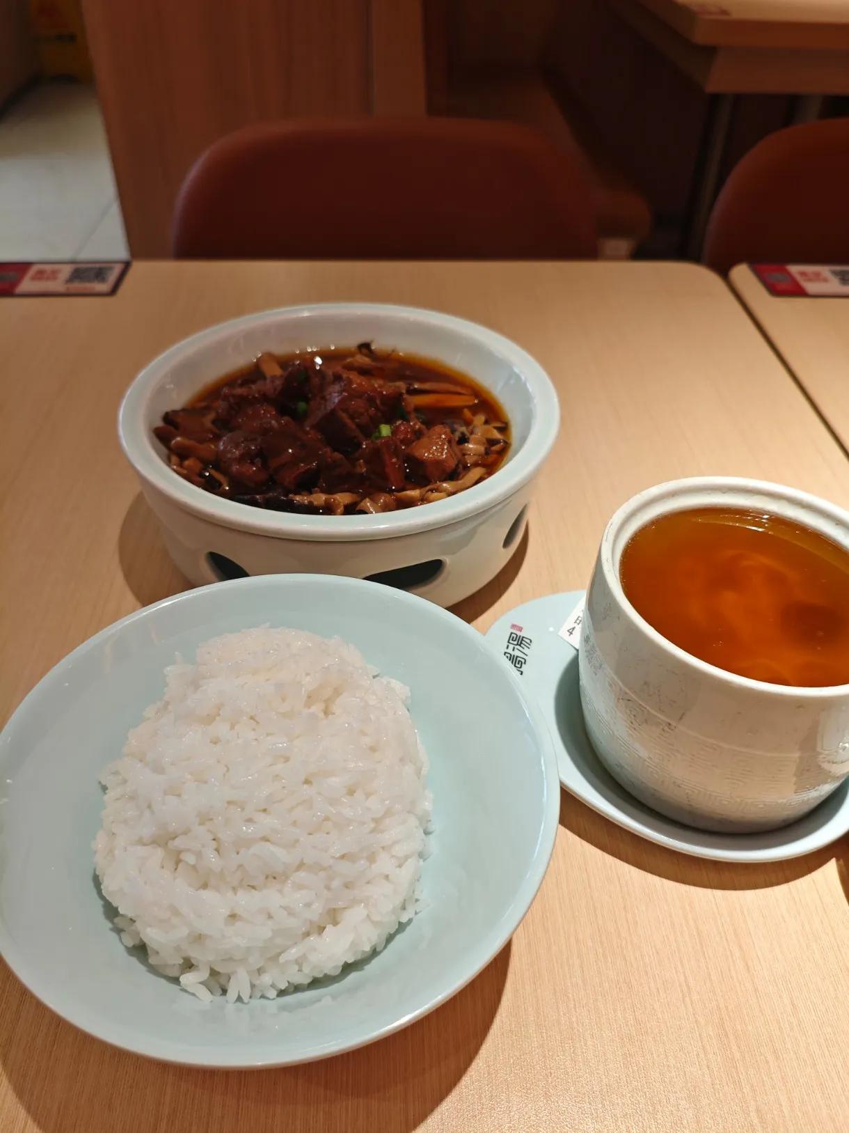 广州出差奢侈了一顿，多喝汤的炖牛肉，40块大洋，味道确实好吃，贵也是真贵。烧鹅也