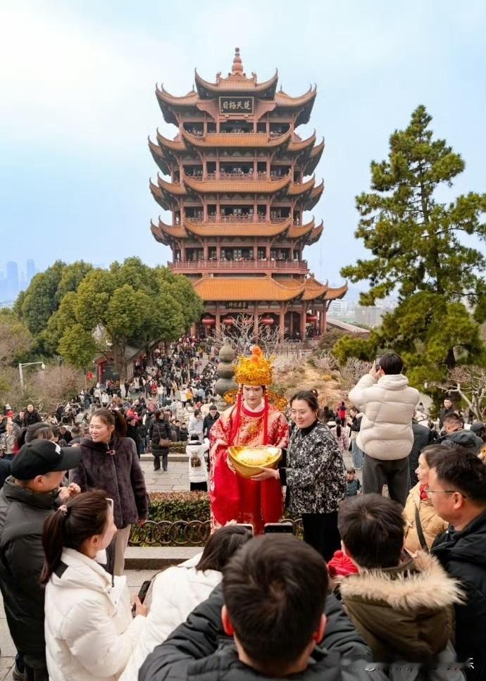 越王来了都看不到剑，湖北景区挤到“出圈”的真相太硬核
 
“今天越王勾践来了，也