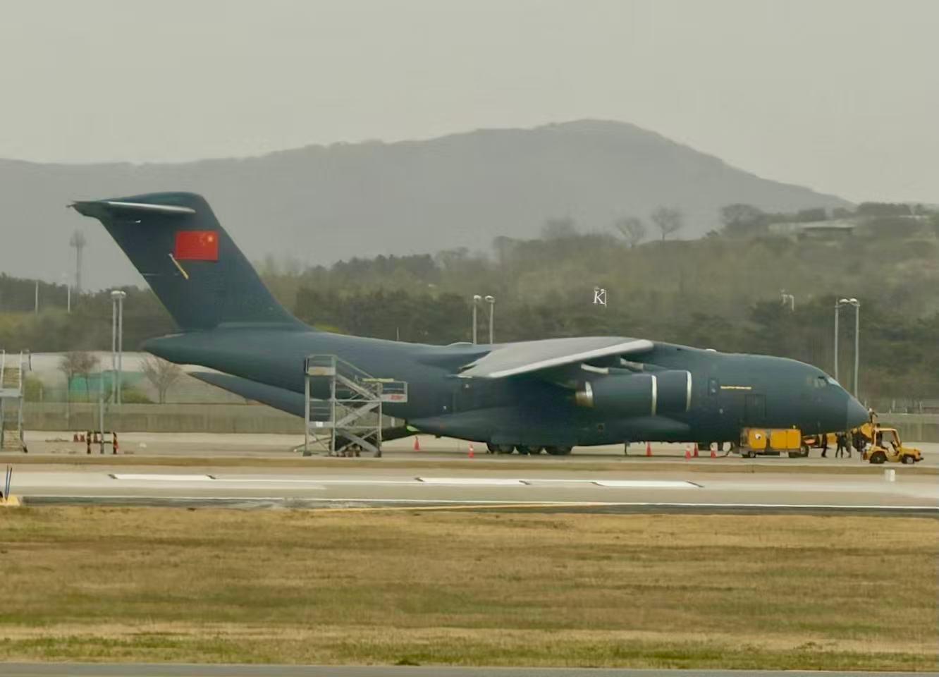 12位志愿军烈士遗骸归国 停靠在韩国首尔仁川机场的中国人民解放军空军运-20B运