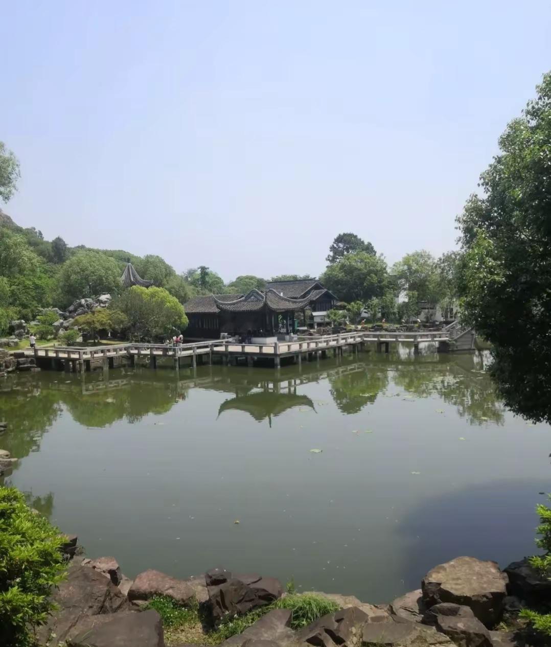 你一句春不晚，我就到了真江南。江南无所有，聊赠一枝春。我本无意入江南，奈何江南入