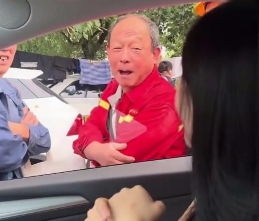 近期，一段发生在本地劳务市场的真实招工画面，在网络引发大量网友热议。
 
当下零