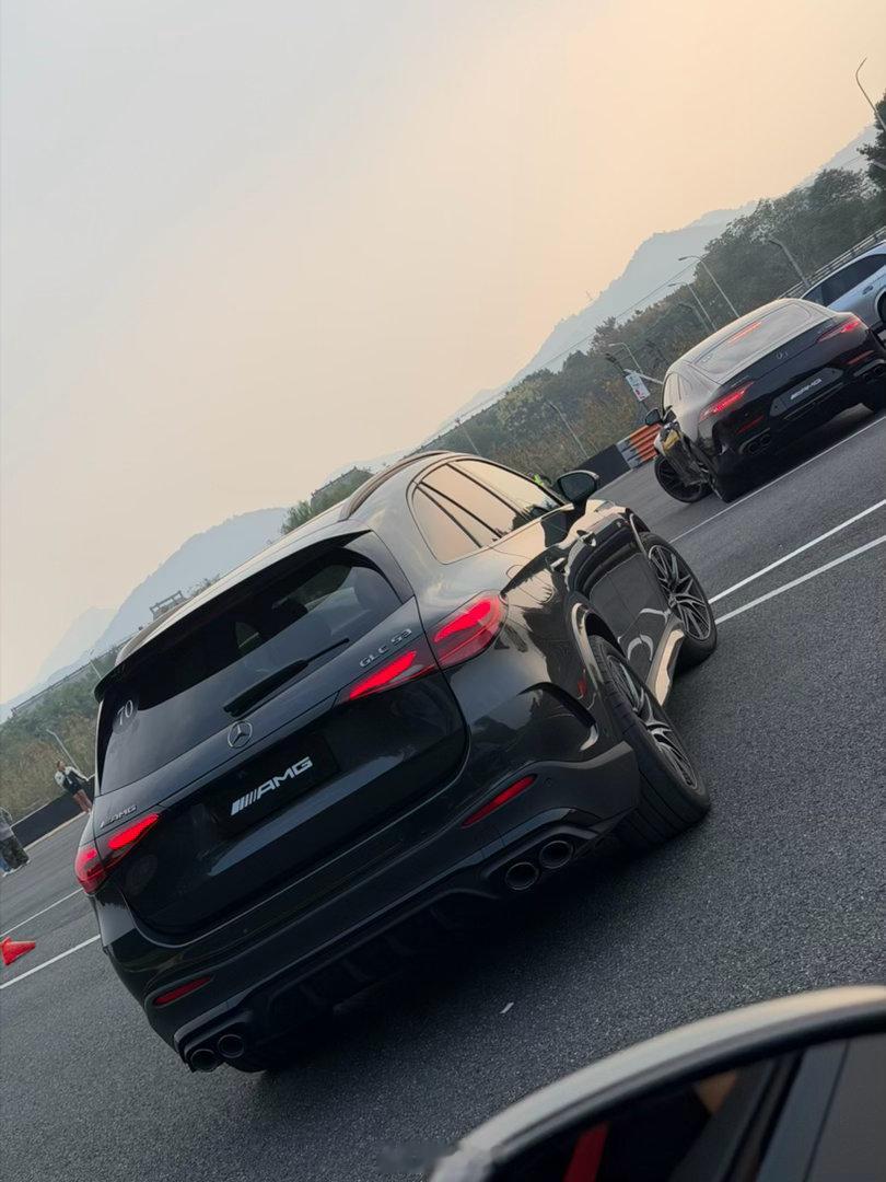 都是直列六缸3.0T，你敢信SUV（GLC 53）比轿跑（GT50）直线还跑得快