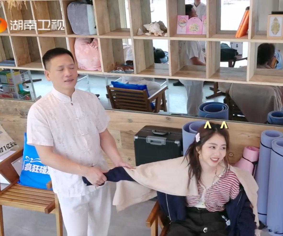 王鹤棣给员工安排了全身按摩努力被看见，辛苦被珍惜，这种相处氛围真的太舒服。亲爱的