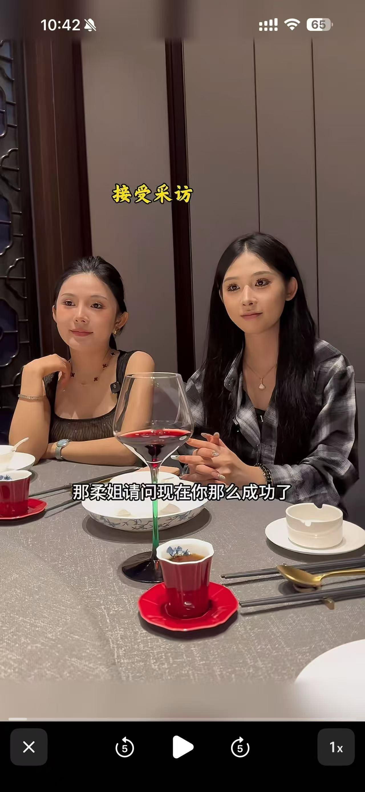姜小柔 反迷信 图一两个网红身上带着高仿奢侈品项链，出事的时候几千块手术费也拿不