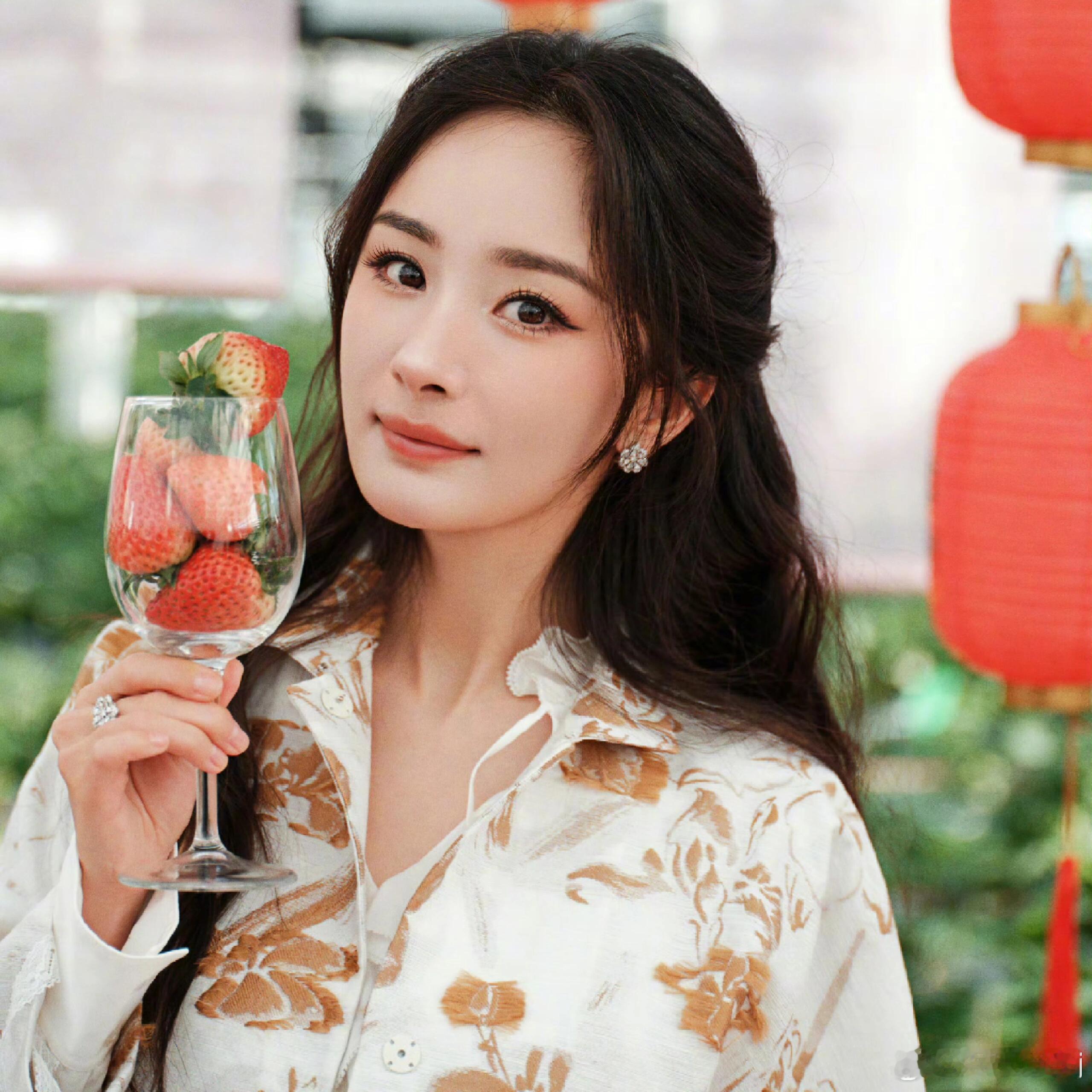 杨幂发烧咳嗽 原来杨幂身体不舒服，发着烧还咳嗽，可即便如此，她依然坚持参加商务直