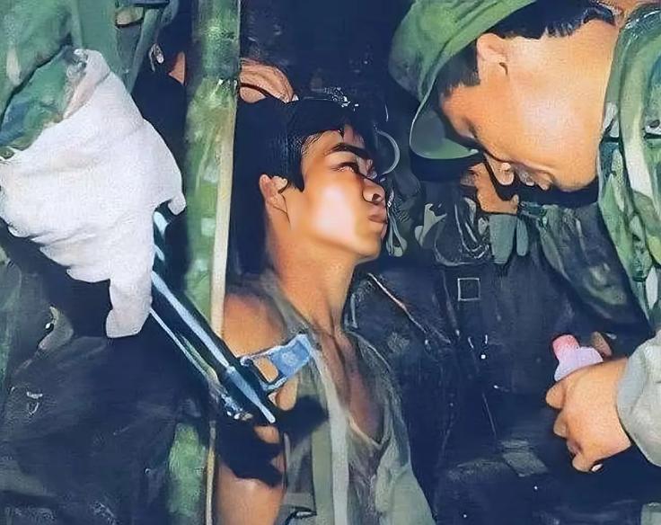 1986年，他在执行捕俘任务时，一把匕首直接穿透了他的后背与胸腔，他带着贯穿身体
