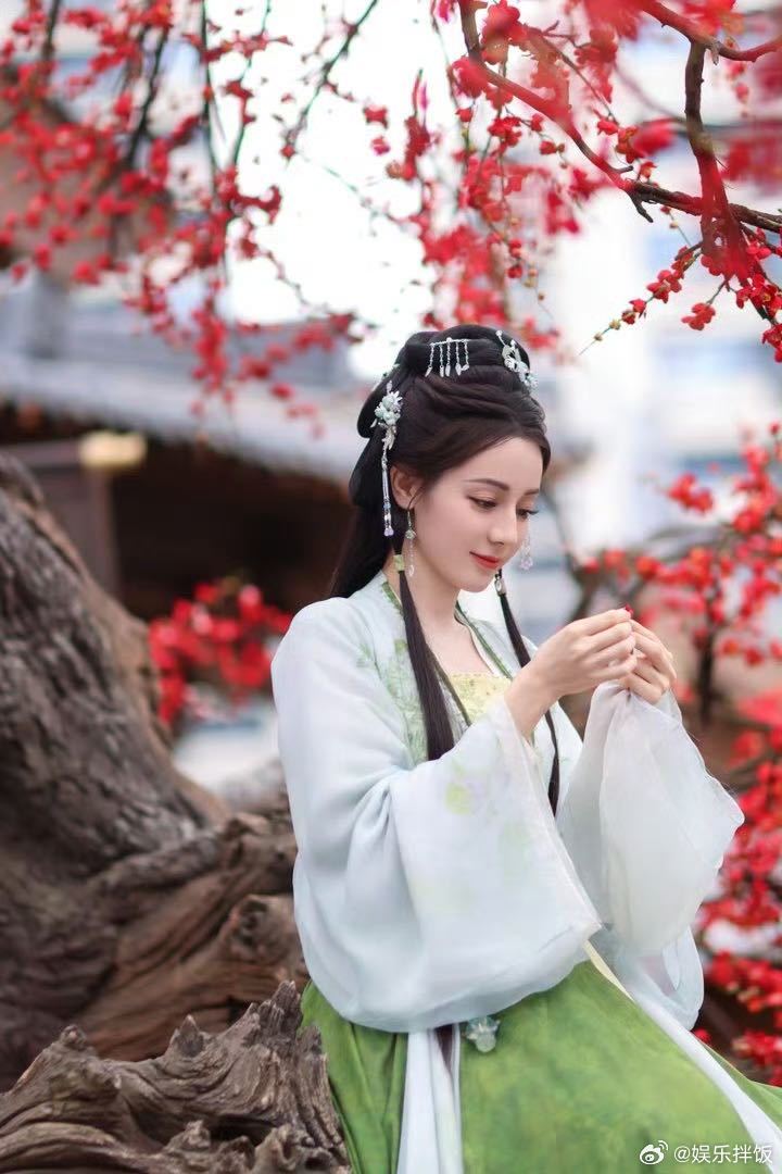 迪丽热巴回应女鬼一白日提灯追剧团白日提灯 追剧团现场有人问热巴有没有看到网友说贺