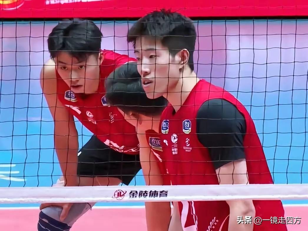 男排联赛半决赛第二回合，保定队主场3-0击败青岛队，首回合3-1获胜，两战全胜晋