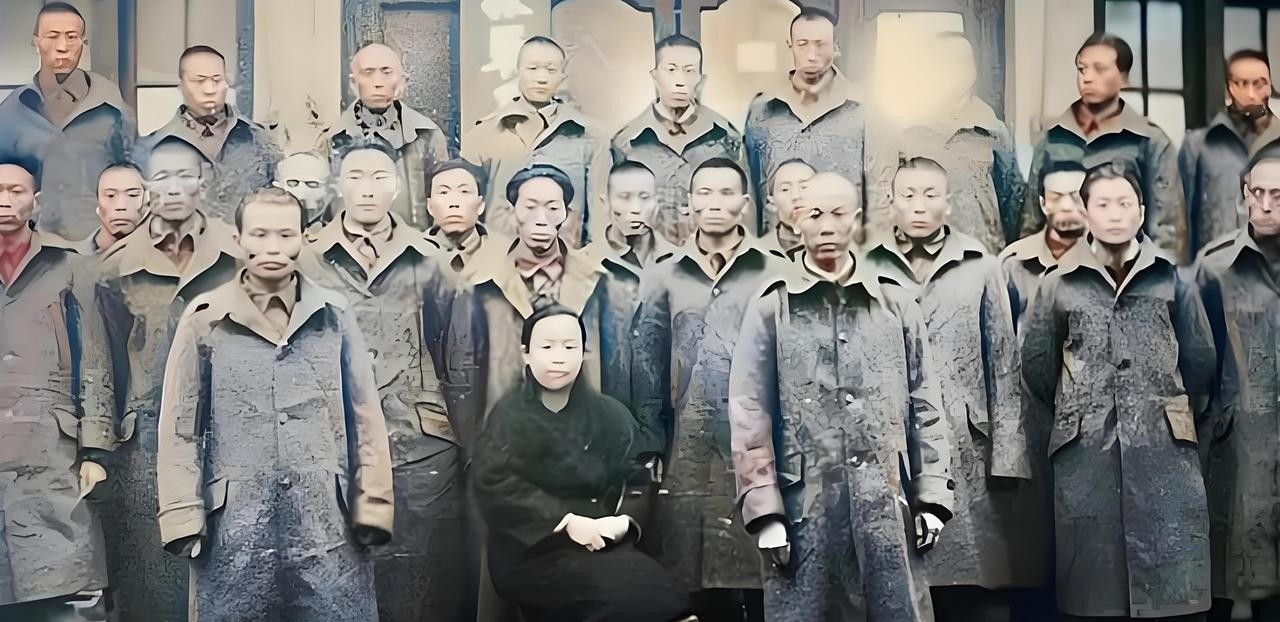 这是1946年，谢晋元团长的遗孀凌维诚与“八百壮士”幸存者拍下的珍贵合影。

照