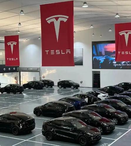 一张中秋福利清单，直接把特斯拉送上了热搜。

2026年中秋，特斯拉给每位员工发