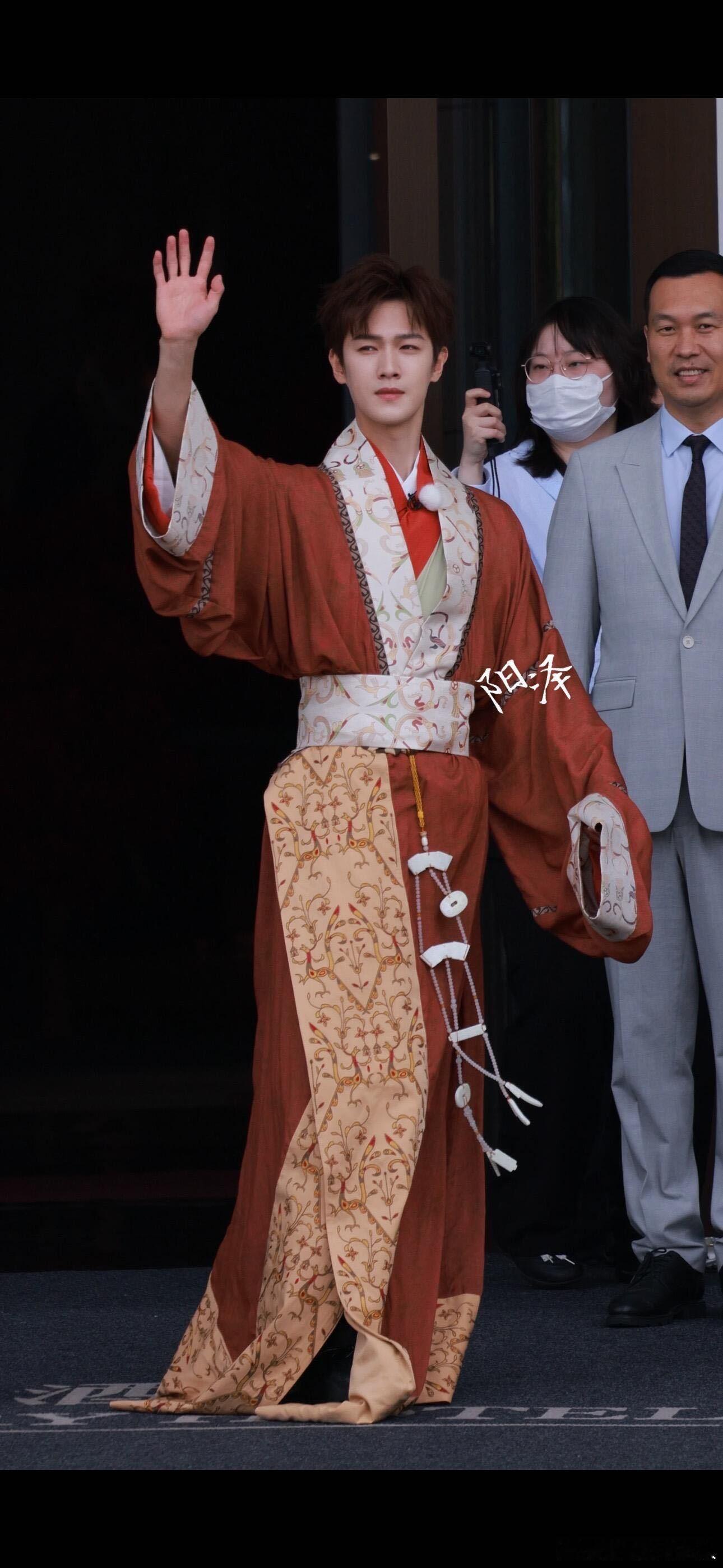 白鹿李昀锐都穿了红色白鹿李昀锐都穿了红色战国袍奔跑吧 奔跑吧邯郸路透名场面，白鹿