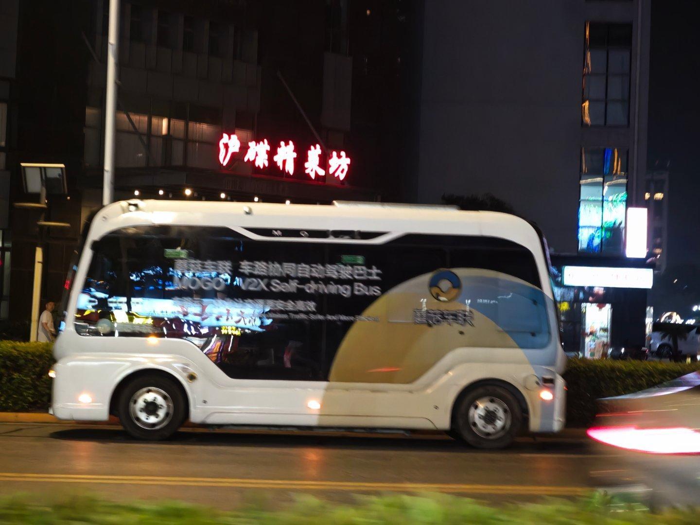 上海嘉定，自动驾驶小巴车。  ​​​