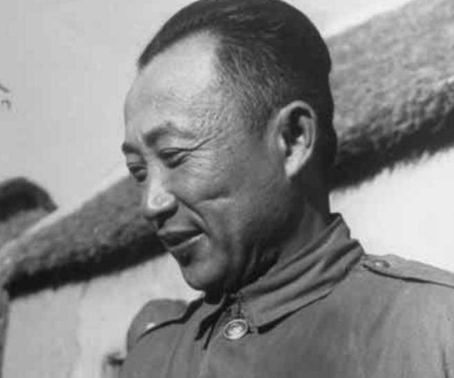 1950年的台北寓所，李弥盯着墙上褪色的军装照片发愣。

三个月前从淮海战场逃出