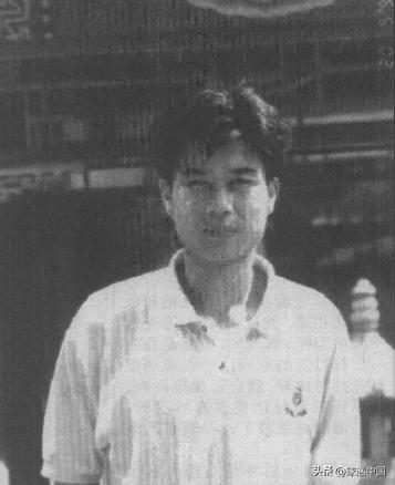 冯峰：我司职前锋，出身八一队，1996年甲A联赛里，效力于广州太阳神队，老帅冼迪