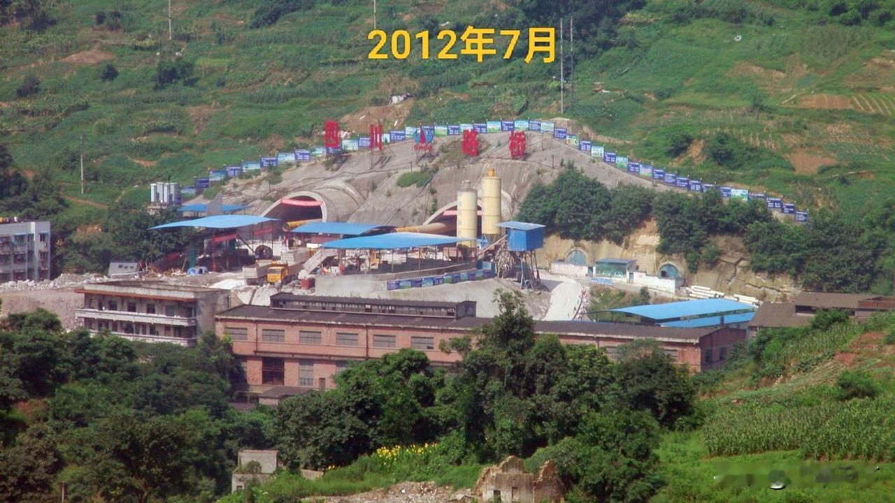重庆双碑公路隧道建设期间、开通初期以及现在的图片，这座隧道是2010年开工建设，