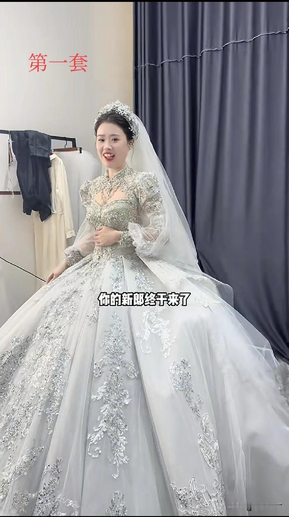 9月28号，解清帅带王正正一起去挑选婚纱了，总共3套，点评一下。

第一套，不合