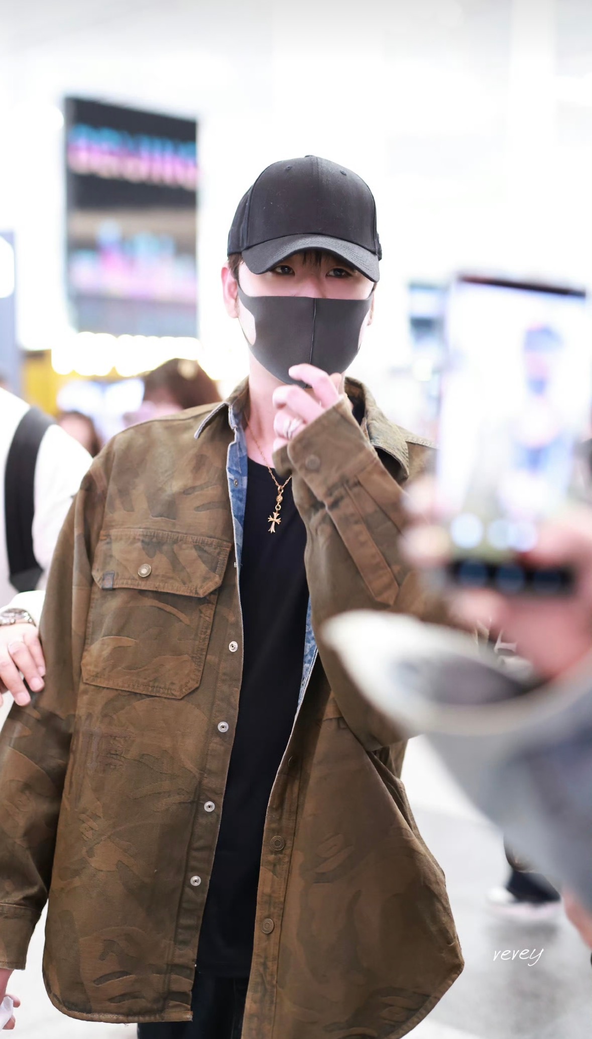 磊磊 起落平安帽子里小刘海儿挺萌的 