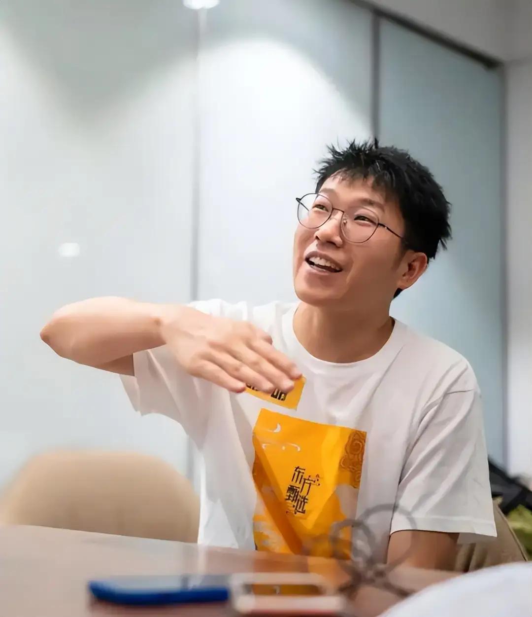 员工离开，一般人都会解读为资本的冷酷，压榨，甚至联想到不吐骨头的残酷剥削。
而往