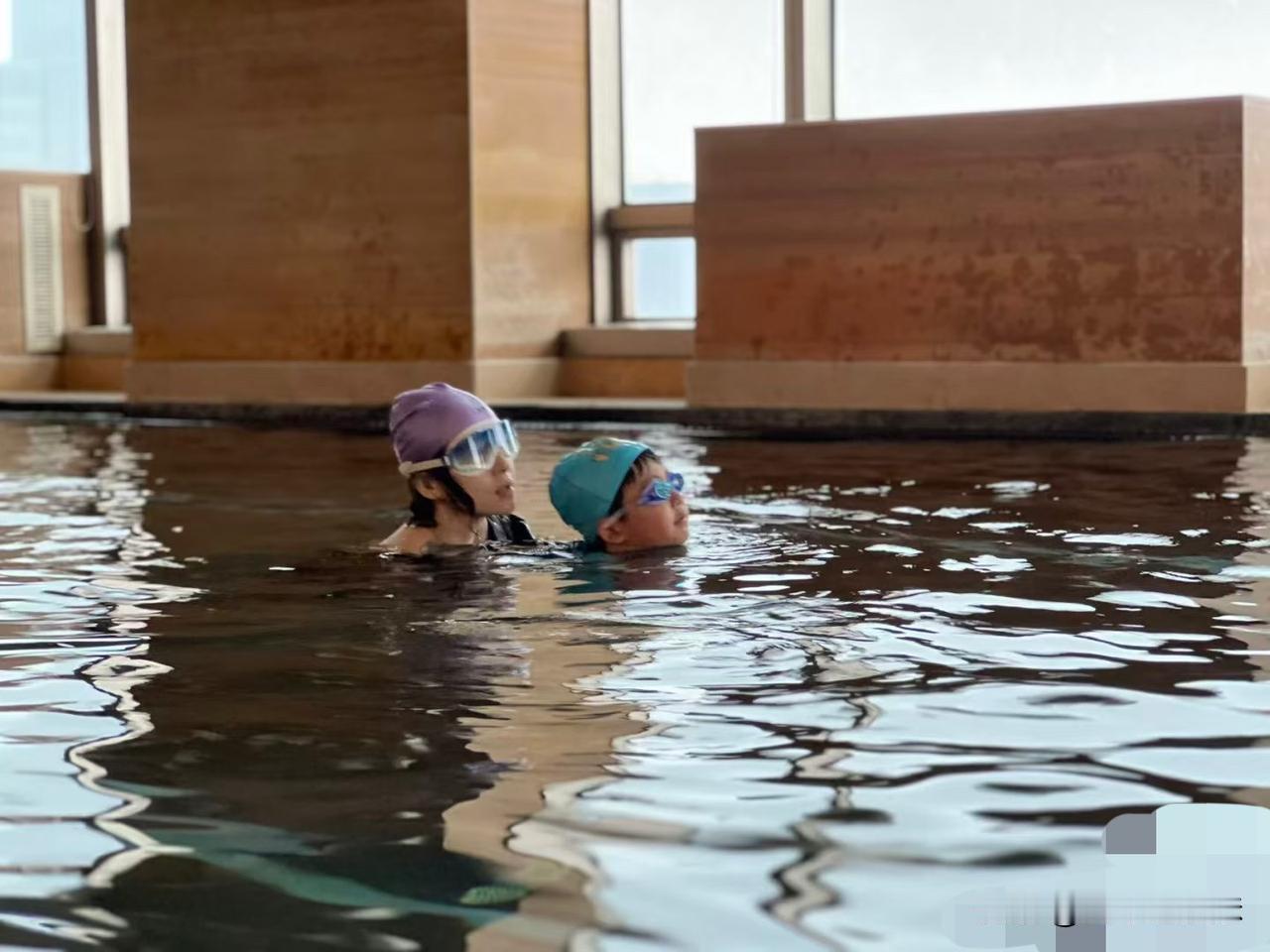章子怡在北京她自己买的柏悦酒店游泳🏊
还是早年买的，没有卖掉，房价不好！
之前