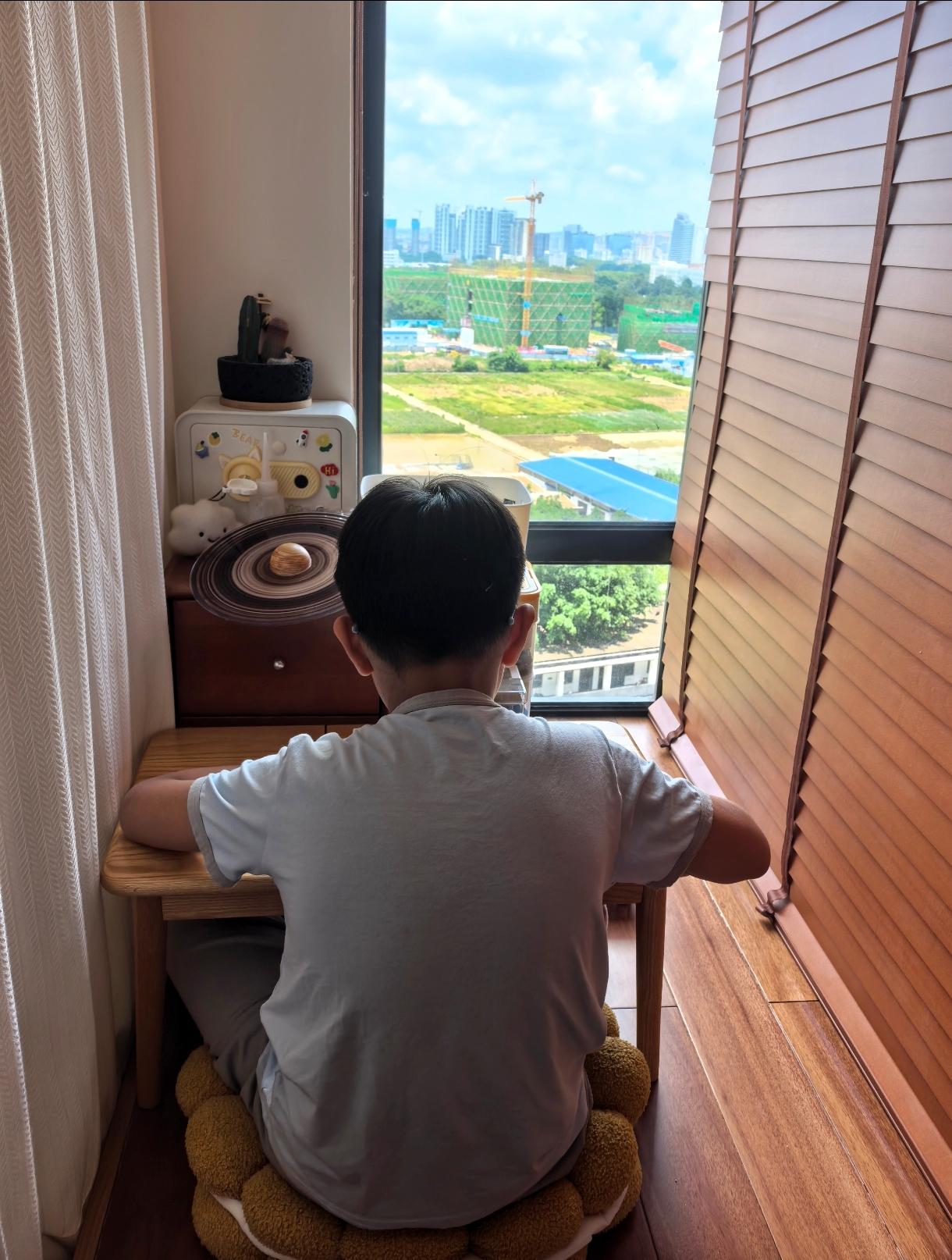 多好的一个学习小角落啊，你这房子随处都可以拍出大片啊。眼科医生说，小朋友预防近视