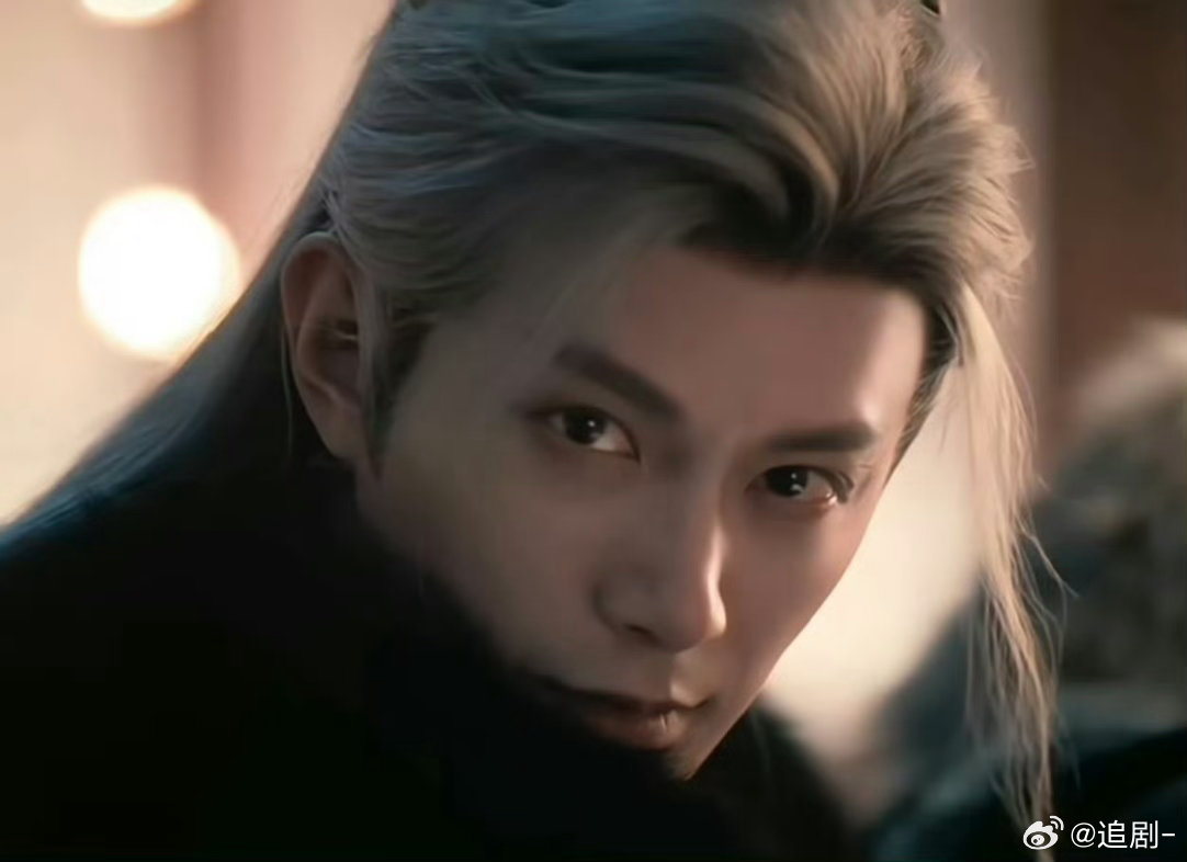 邓凯人生角色加一 白毛造型配病娇眼神，绝了！他抬眼的瞬间，瞳孔里像淬了冰又藏着火