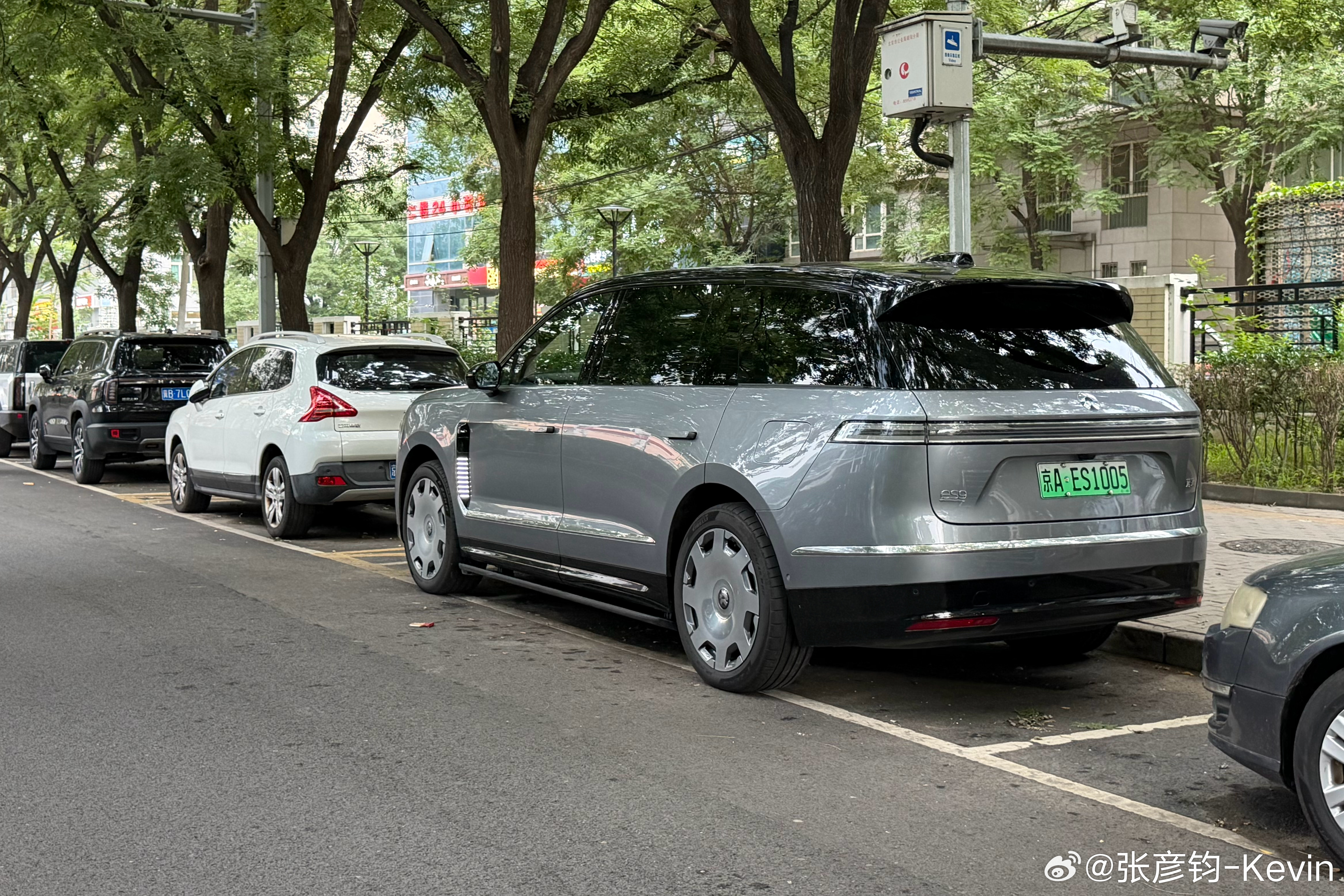 蔚来ES9是真的大，这几天停车都会下意识对比下周边的社会车辆，完全不是一个体积。