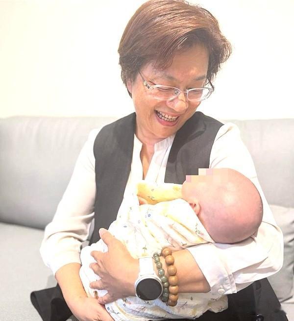 王惠美今天没出席魏平政竞选总部成立大会，却躲在家里做了一件出乎意料的事。
据中评