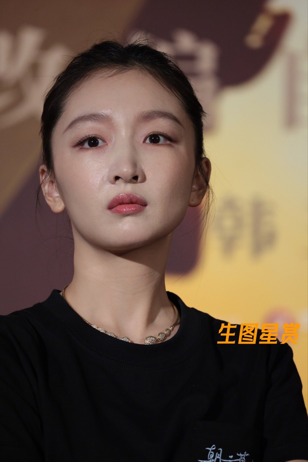 周冬雨#电影朝云暮雨# 上海路演，麻花辫的小雨青春气息逼人[老师爱你] ​​​