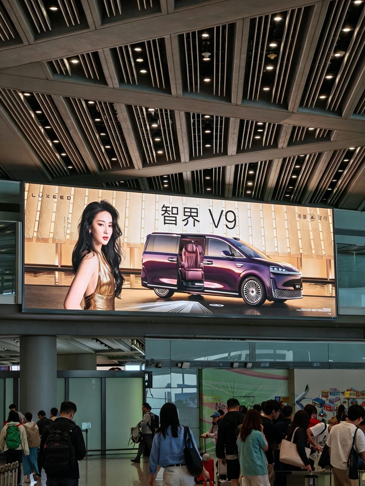 华为的第一款MPV。上市48小时大定10500台。45万以上的次顶配和顶配占了8