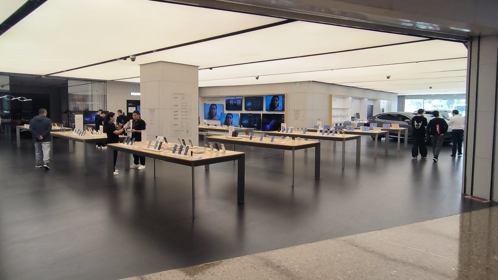 汽车不会像手机一样涨价最近手机涨价闹得挺凶，好多人都在猜：原材料涨了，汽车会不会