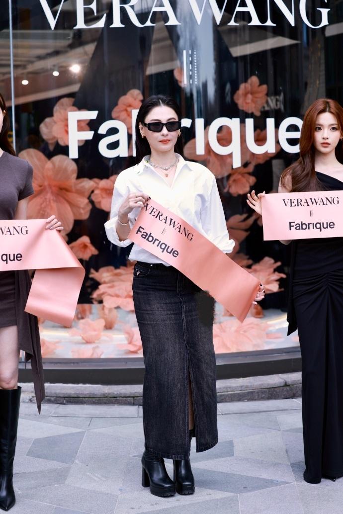 今天张柏芝和杨超越以及宋妍霏一起出席时尚活动，三位美女搭配的都很时尚，像一对迷人