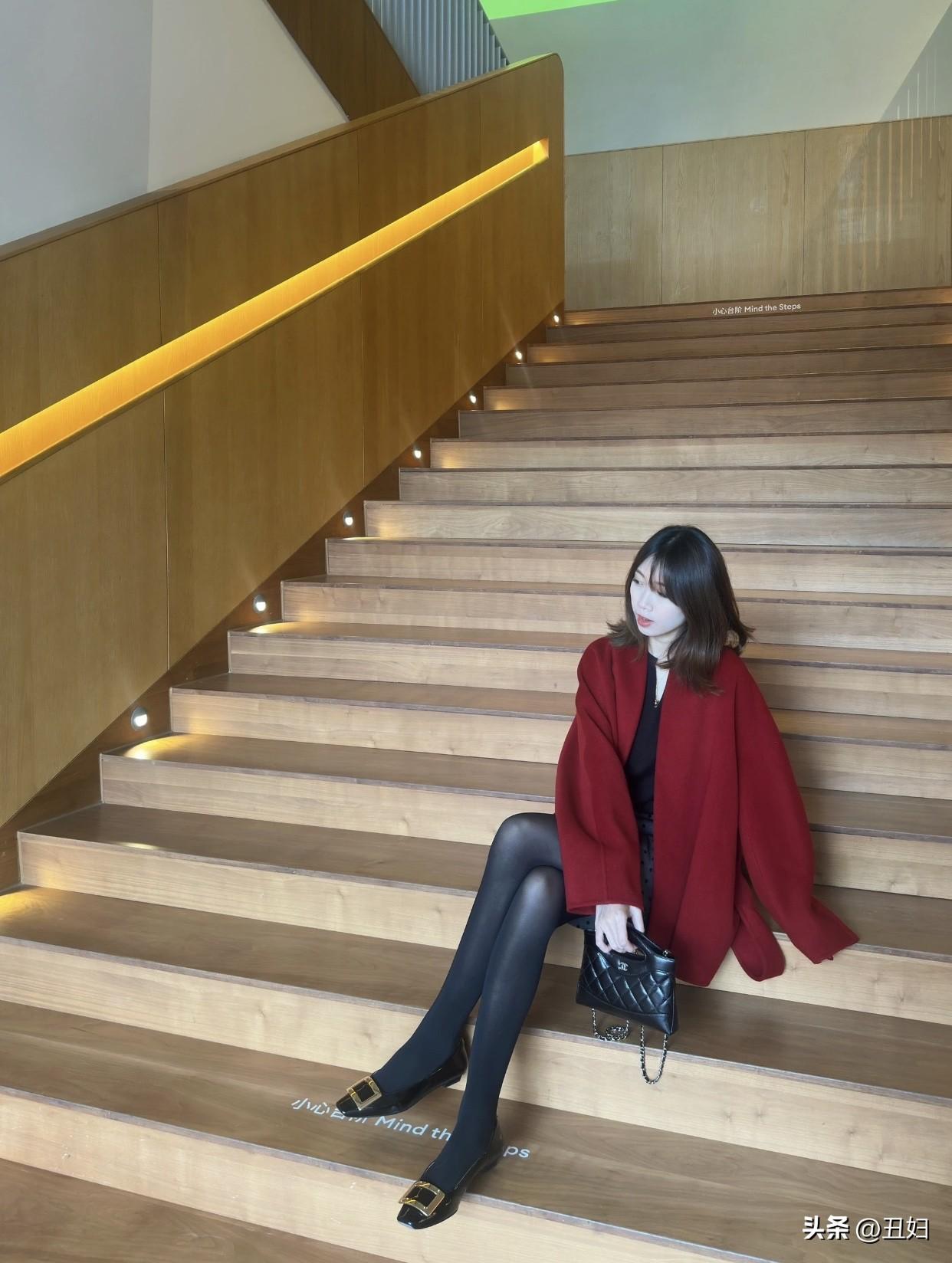 红色外套搭配黑色丝袜，简约又时尚！