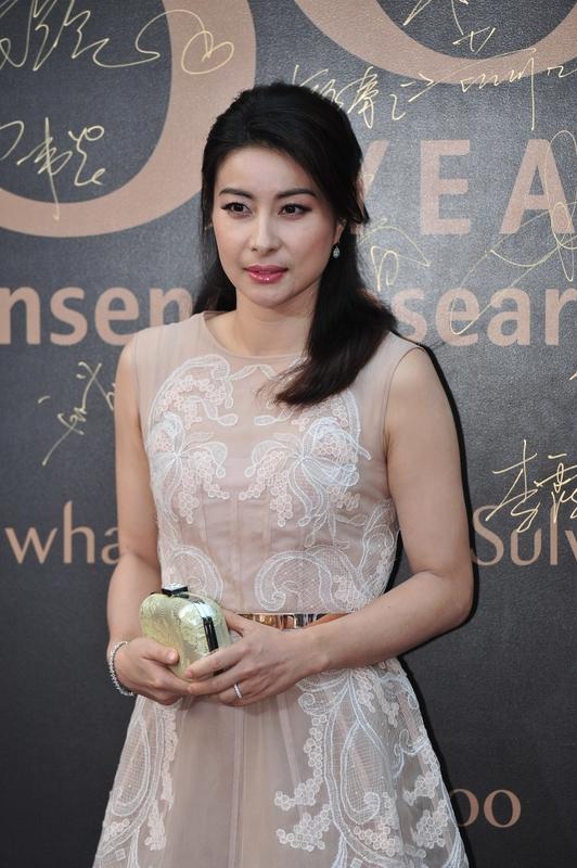 郭晶晶越长越贵气，这背后有很多原因。她是“跳水女皇”，1996 - 2008 年