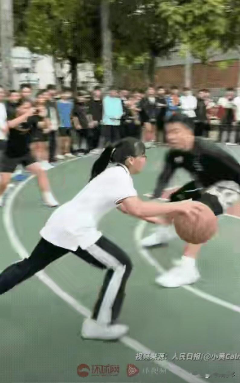 冯敏敏，
这位高二的女学生，
如今已经火出圈了！

带着比她高的男生，轻轻松松就