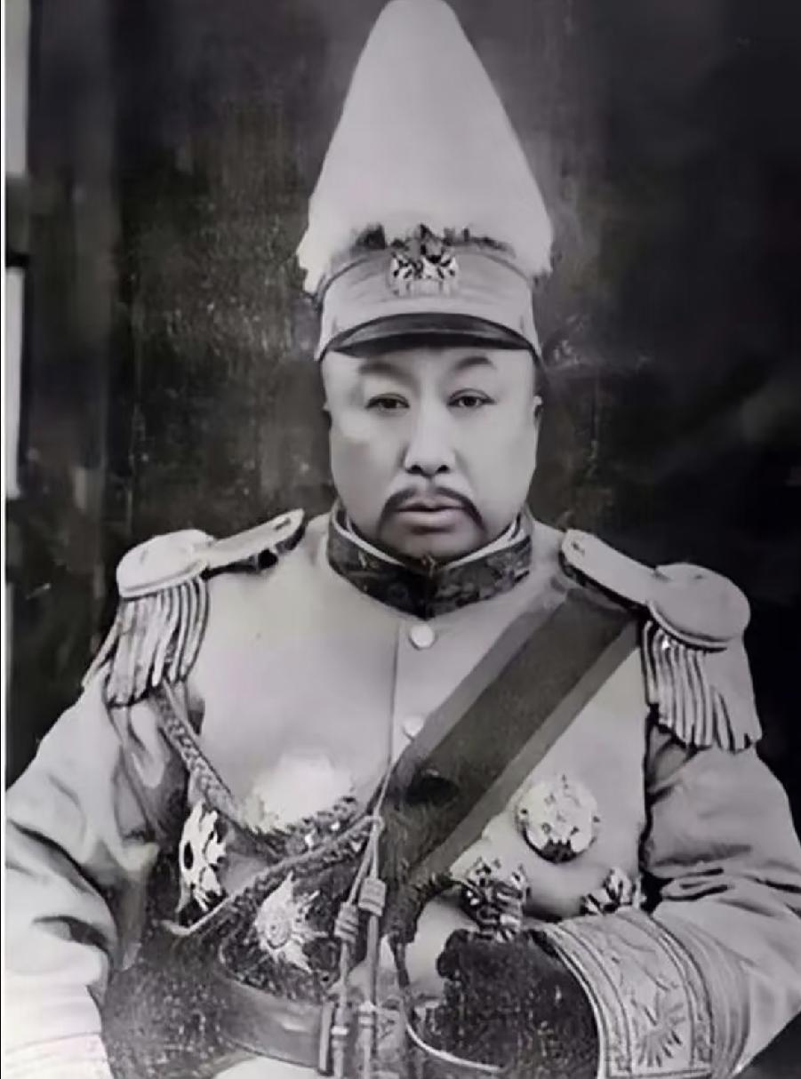 吴俊升是奉系核心人物，也是张作霖的拜把子兄弟，长得傻大黑粗的，外号叫“黑熊转世”