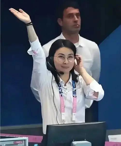 这就是冠军的底气！不需要豪门来镀金！
为何唯独郭晶晶融不进香港贵妇圈？她手里的“