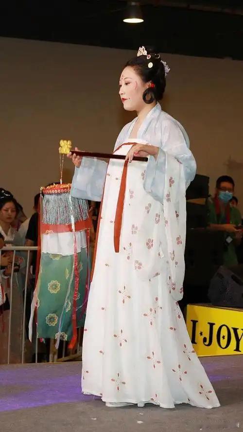 揭秘古人拖地长裙不脏的真相！专属礼仪穿搭、专属养护方式，和现代汉服完全不一样。