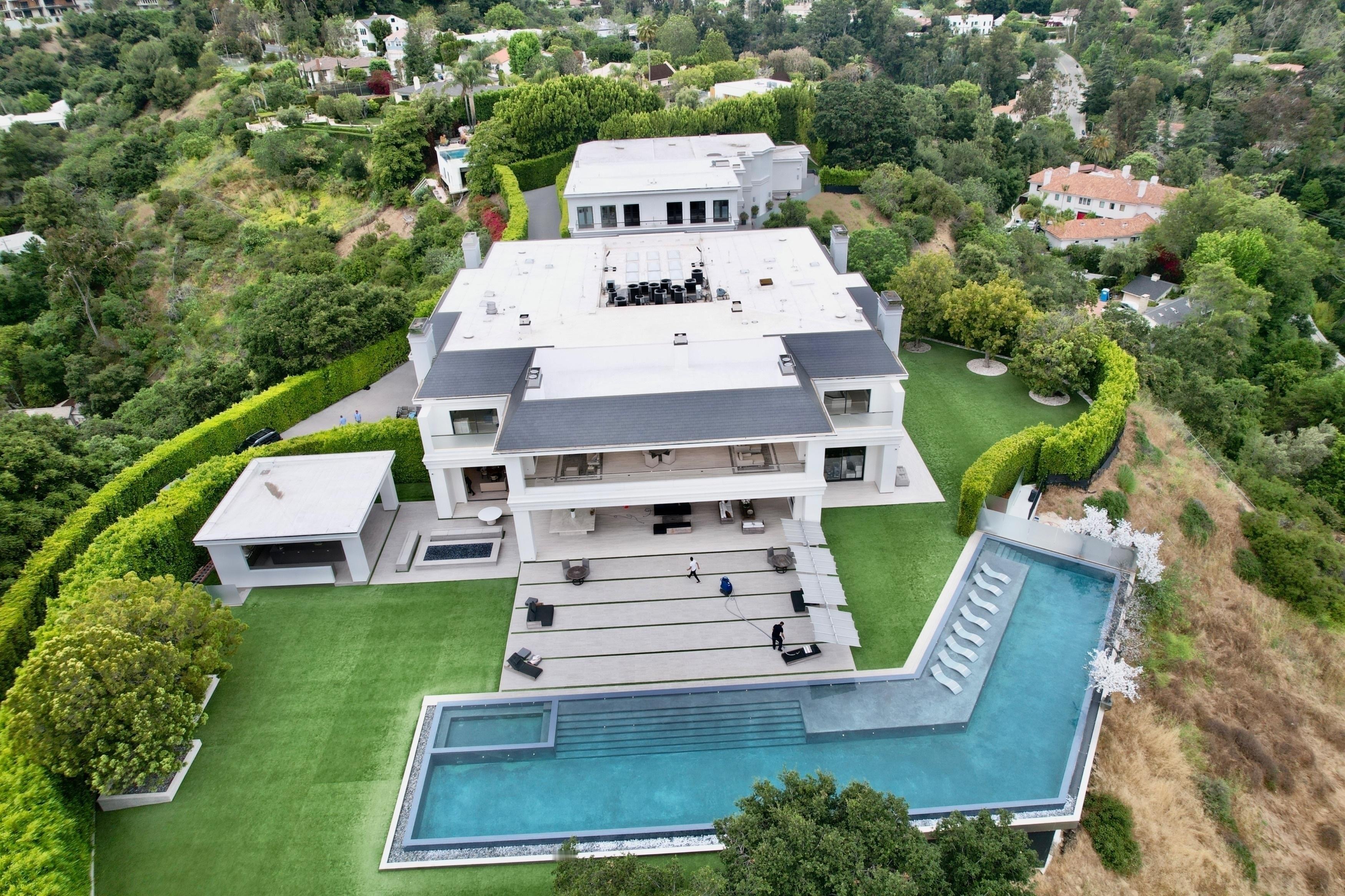 大本将6000万婚房份额免费赠予前妻JLo！！据 TMZ 报道，本·阿弗莱克（B