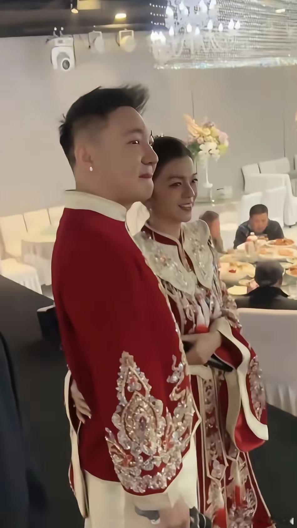 7日，出演《一起又看流星雨》的谈莉娜结婚了，老公是演员刘正飞，两人身穿中国式礼服