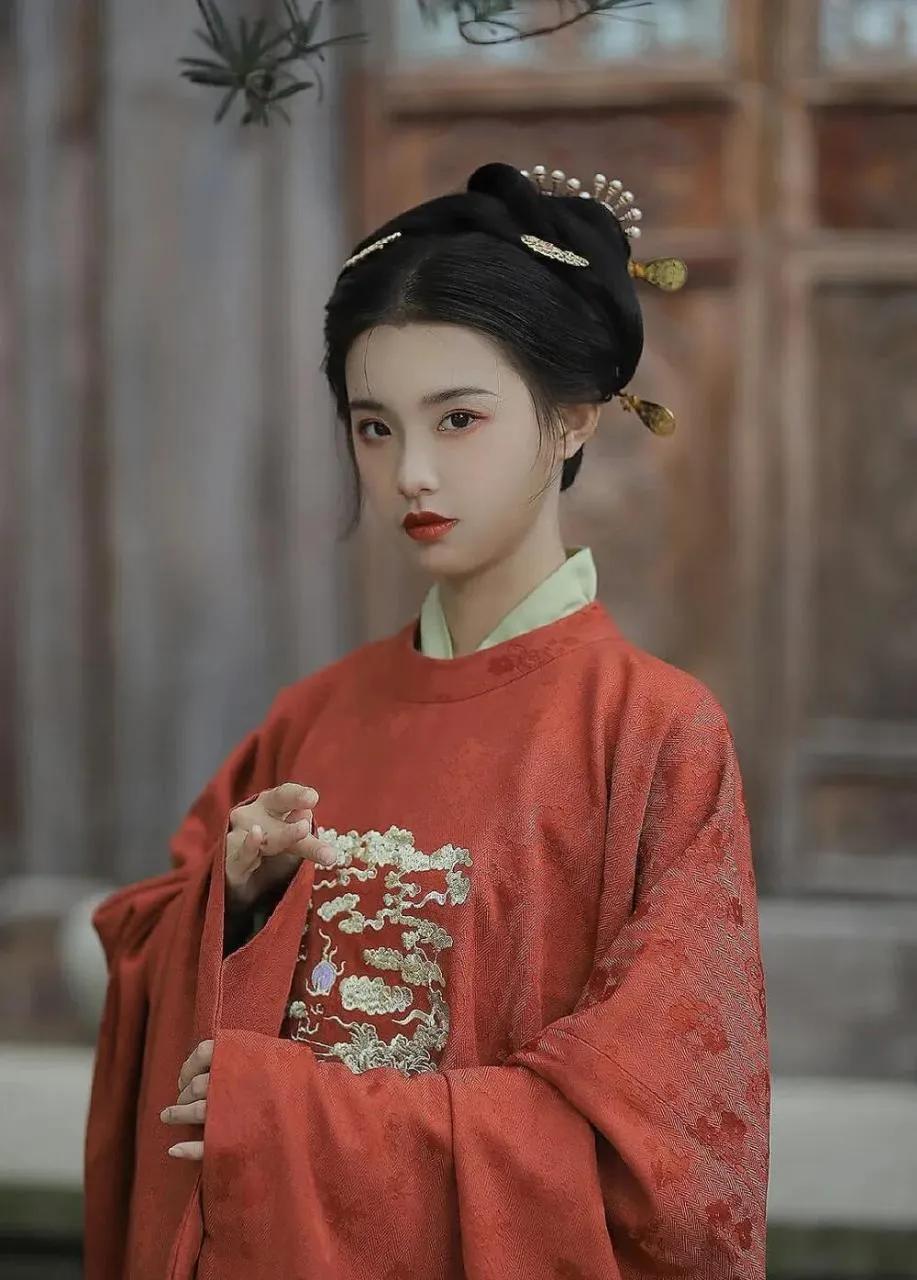 公元1191年，宋光宗对着宫女的手赞叹了一句。三天后，他收到一个食盒——里面装着