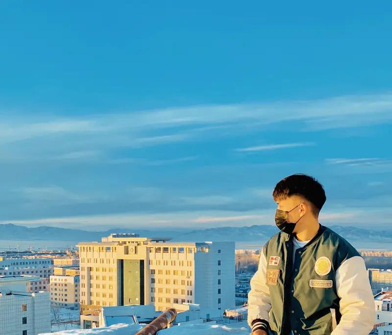 发小借我十万救急，他走后我才知道钱的来路有多戳心

上周整理旧物时翻出个褪色的帆