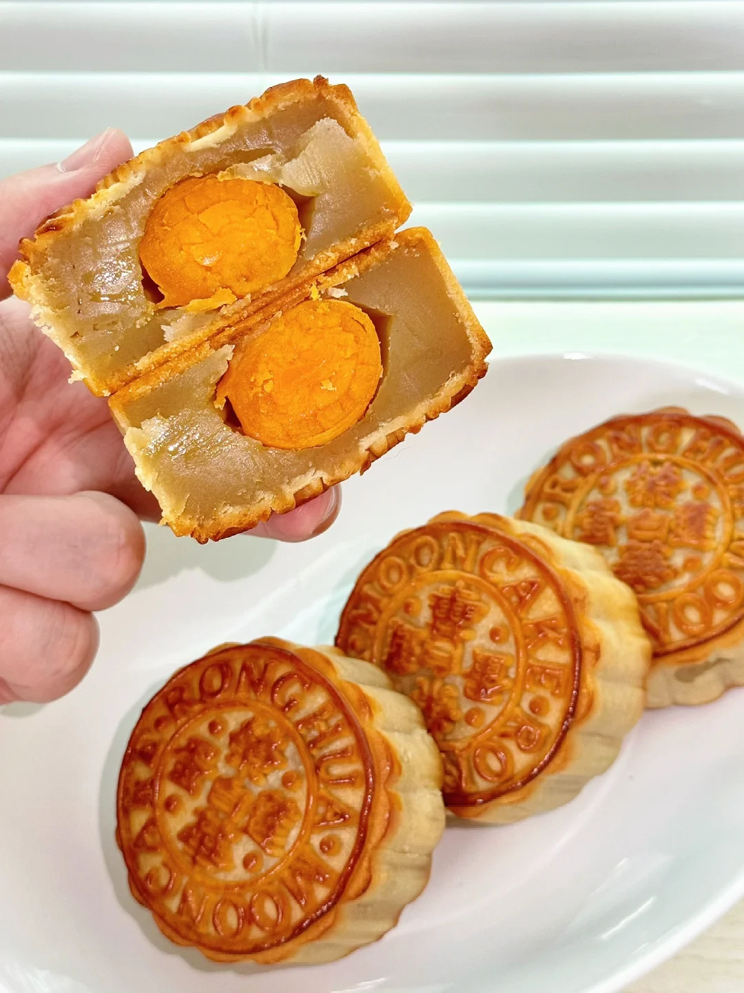 今年第一口月饼，起沙冒油，好吃不腻
