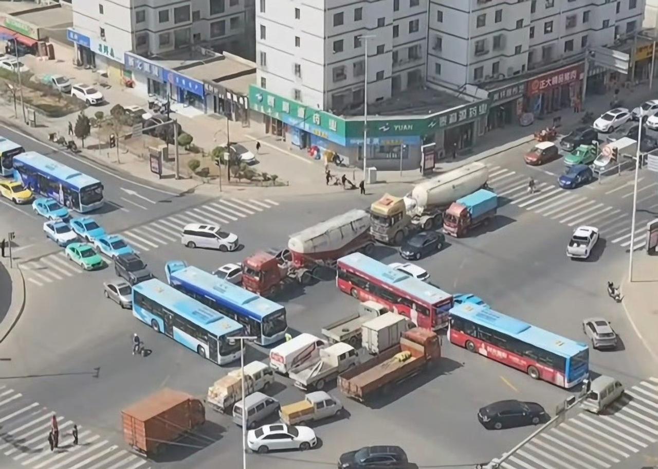 如果我是这个交警已经压力山大了 ​​​