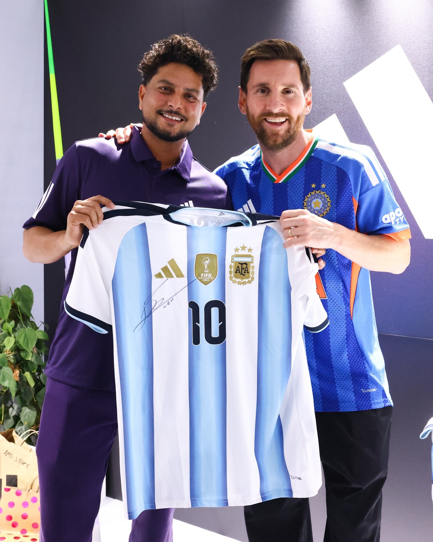 阿迪印度官方ins：比赛之外的时刻与你同在。梅西