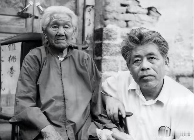 1941年冬，沂蒙山区。大众日报社干部毕铁华被捕后(改名白铁华)，日军用烧红的烙